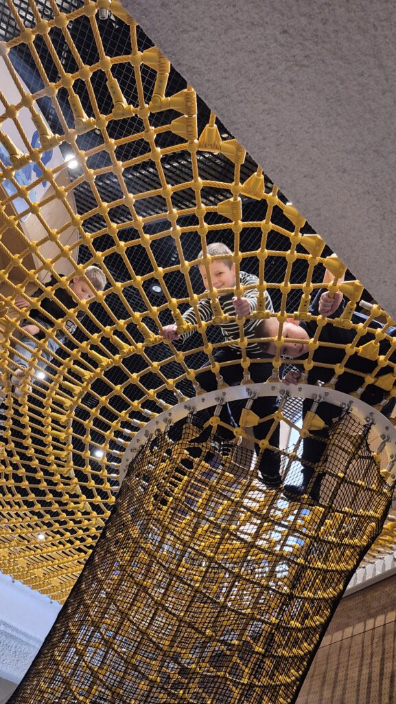 Uczniowie 1b/1d na żółtej siatce, wspinają się w EC1