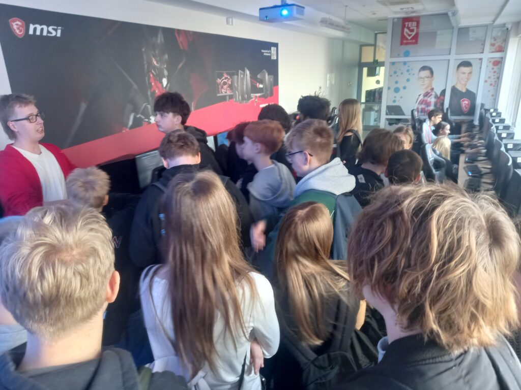 Dyrektor przemawia do uczniów