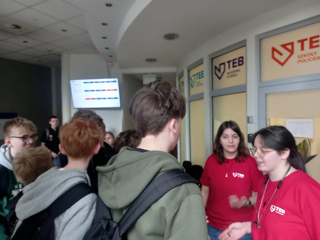 dzieci rozmawiają z uczniami tej szkoły 