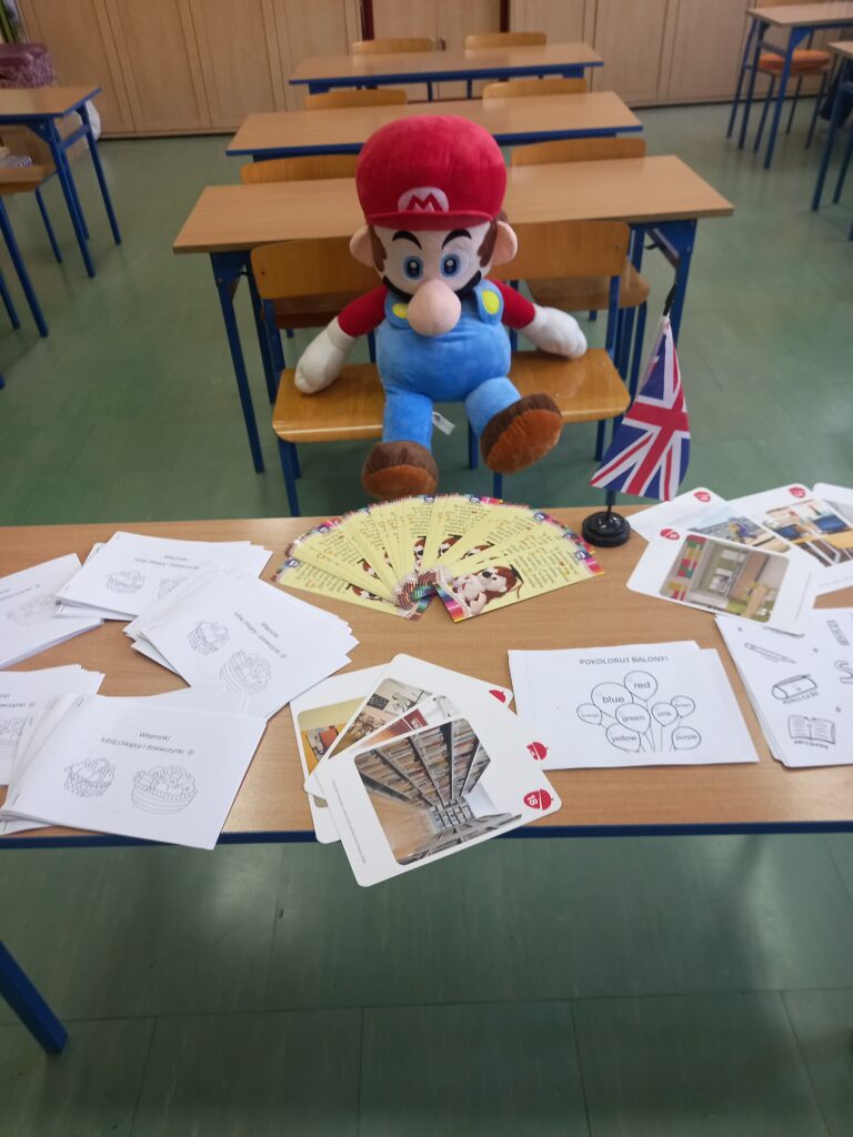 zdjęcie ławki z kartami pracy