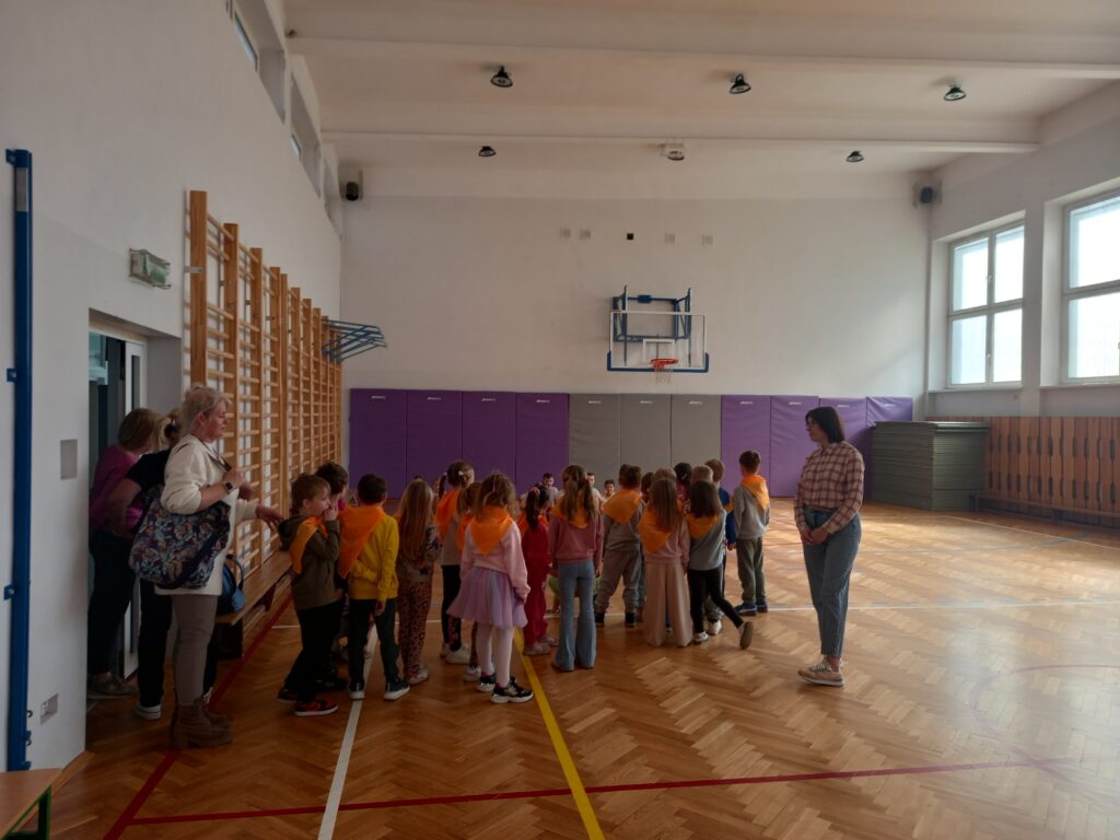 przedszkolaki  zwiedzają salę gimnastyczną