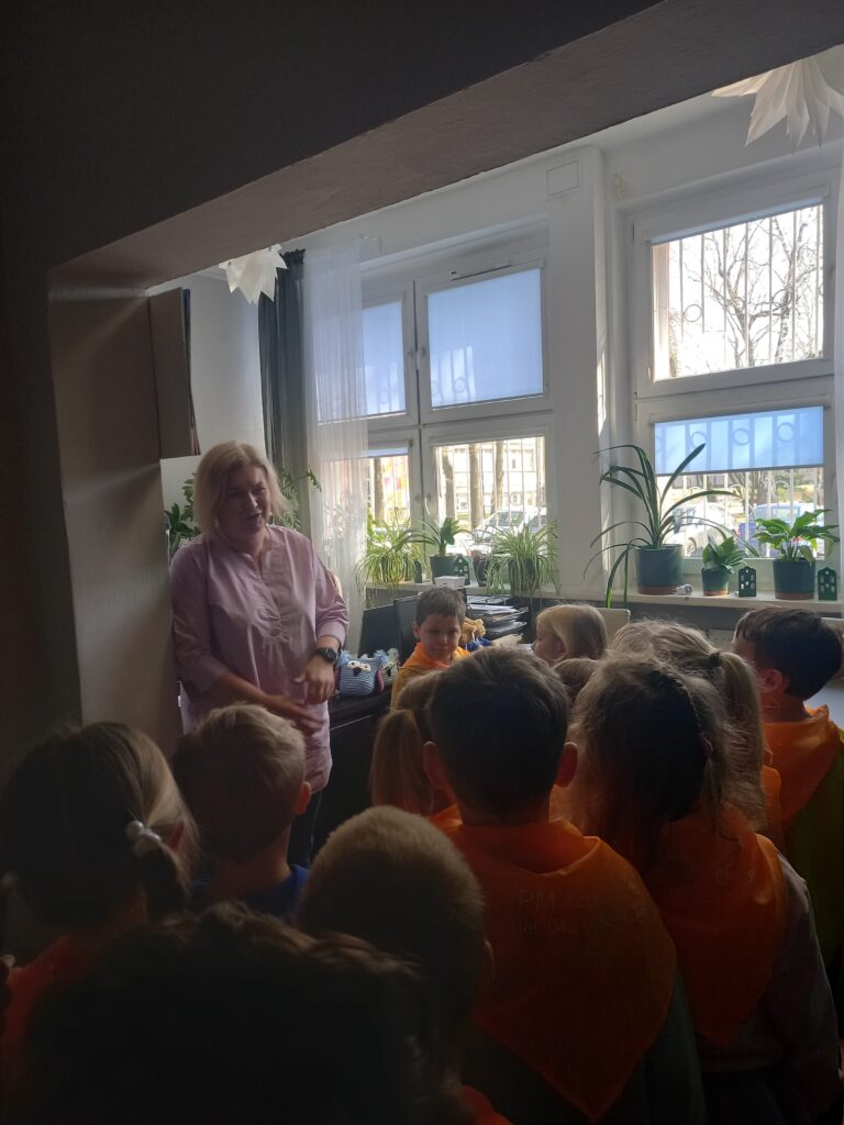 przedszkolaki rozmawiają z panią Dyrektor 