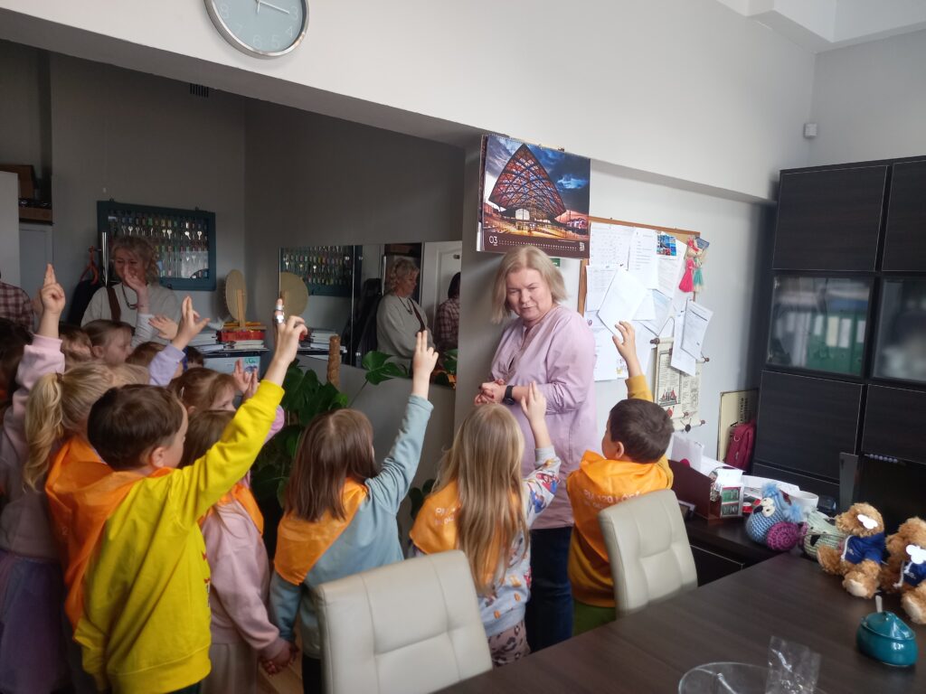 przedszkolaki rozmawiają z panią Dyrektor