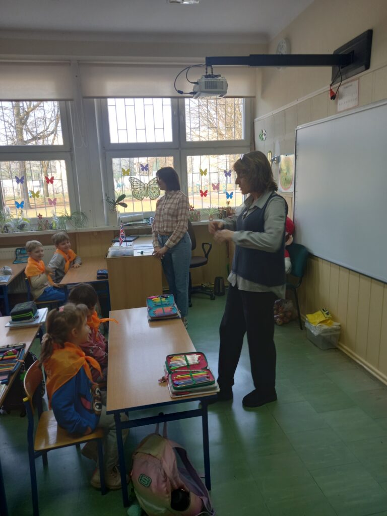 przedszkolaki biorą udział w lekcji z paniami ze szkoły 