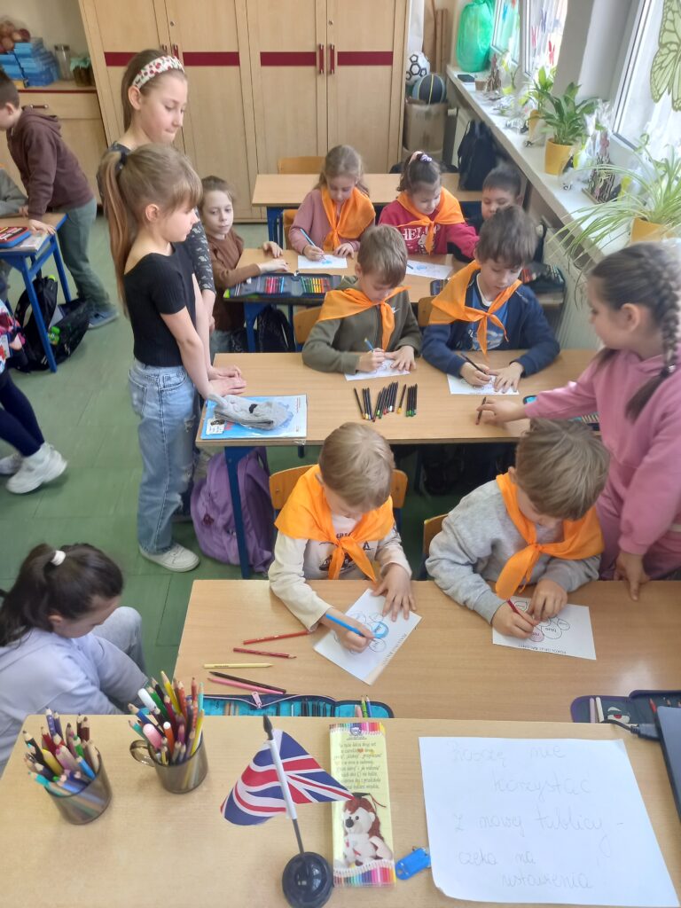 przedszkolaki  wykonują karty pracy