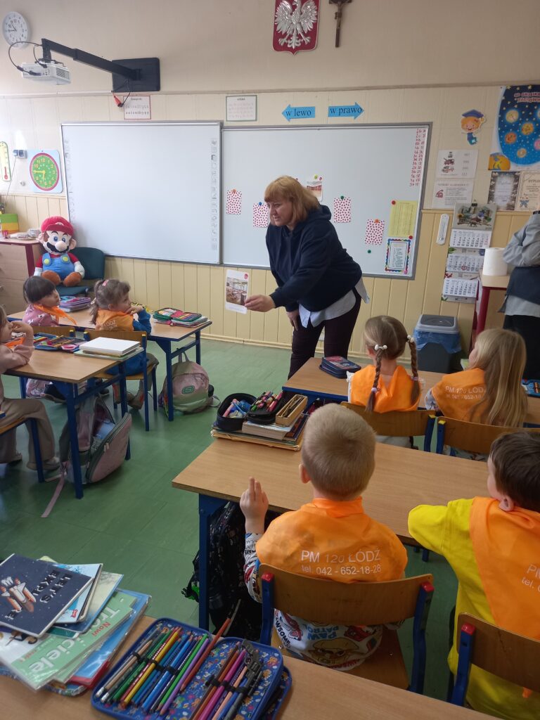 przedszkolaki biorą udział w lekcji angielskiego