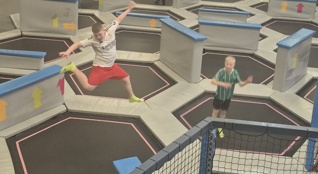 Uczniowie 4a skaczą na trampolinach w Saltosie.