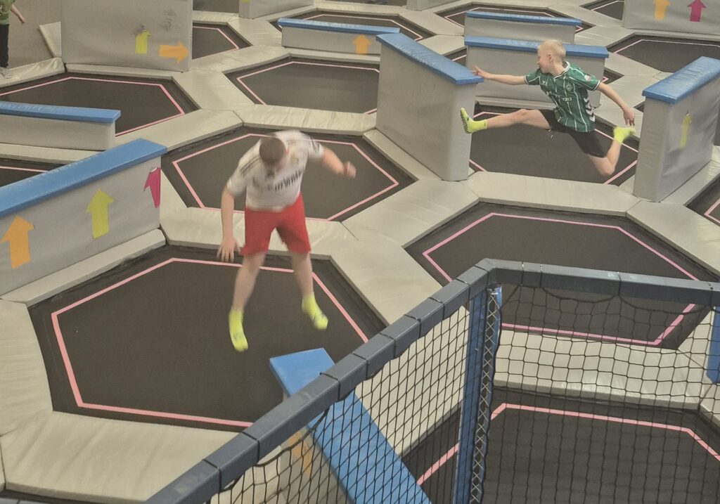 Uczniowie 4a skaczą na trampolinach w Saltosie.