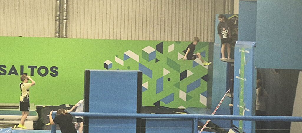 Uczniowie 4a skaczą na trampolinach w Saltosie.