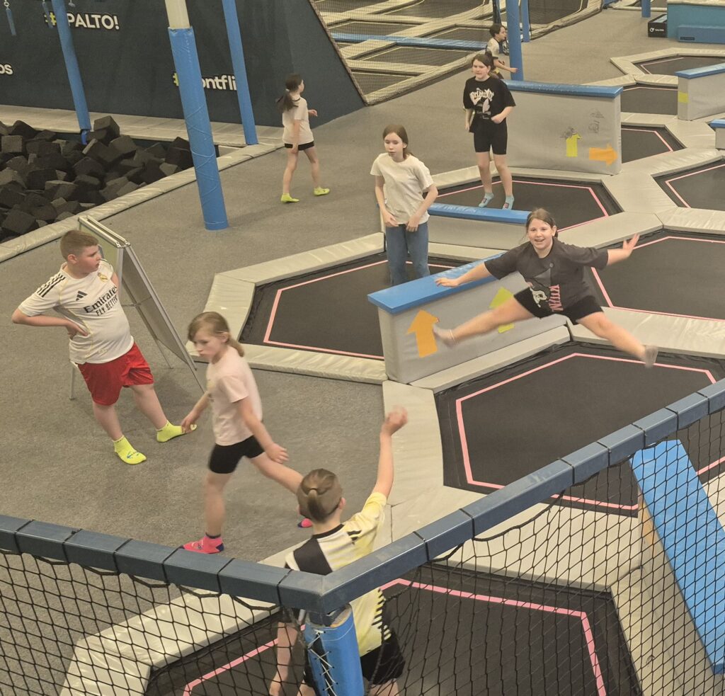 Uczniowie 4a skaczą na trampolinach w Saltosie.