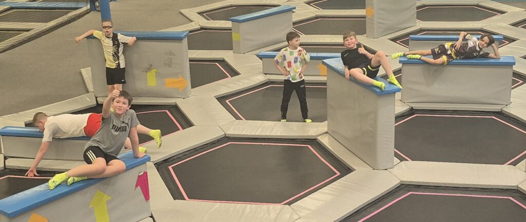 Uczniowie 4a skaczą na trampolinach w Saltosie.