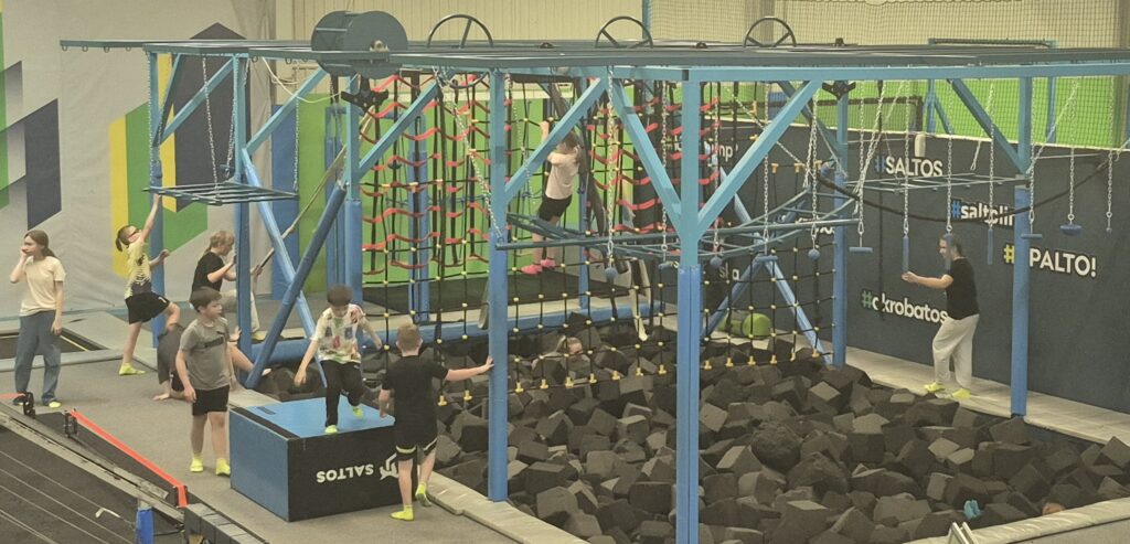 Uczniowie 4a skaczą na trampolinach w Saltosie.