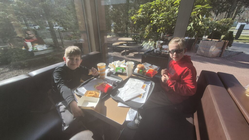 Uczniowie 4a podczas jedzenia posiłku w restauracji McDonalds