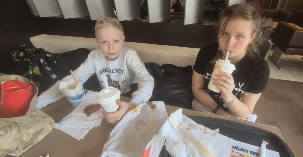 Uczniowie 4a podczas jedzenia posiłku w restauracji McDonalds