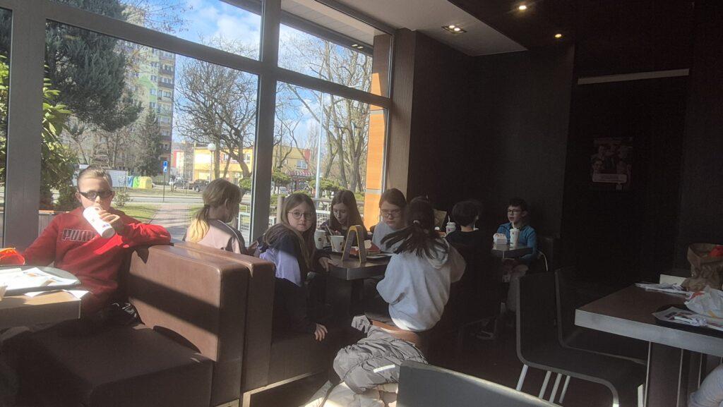 Uczniowie 4a podczas jedzenia posiłku w restauracji McDonalds