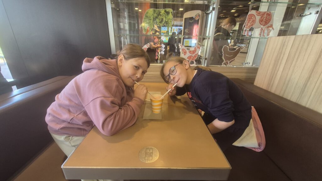 Uczniowie 4a podczas jedzenia posiłku w restauracji McDonalds