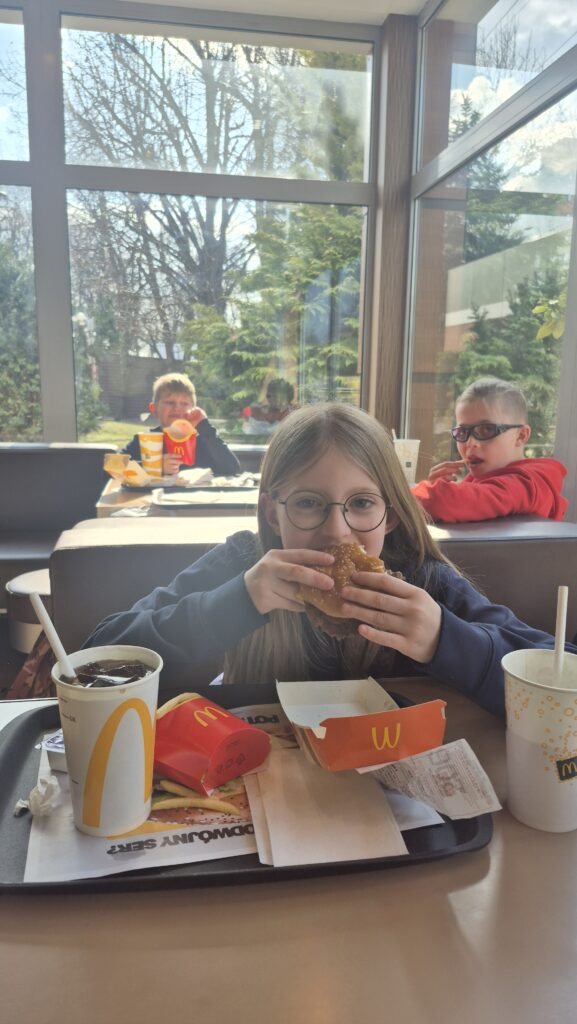 Uczniowie 4a podczas jedzenia posiłku w restauracji McDonalds