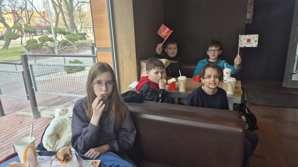 Uczniowie 4a podczas jedzenia posiłku w restauracji McDonalds