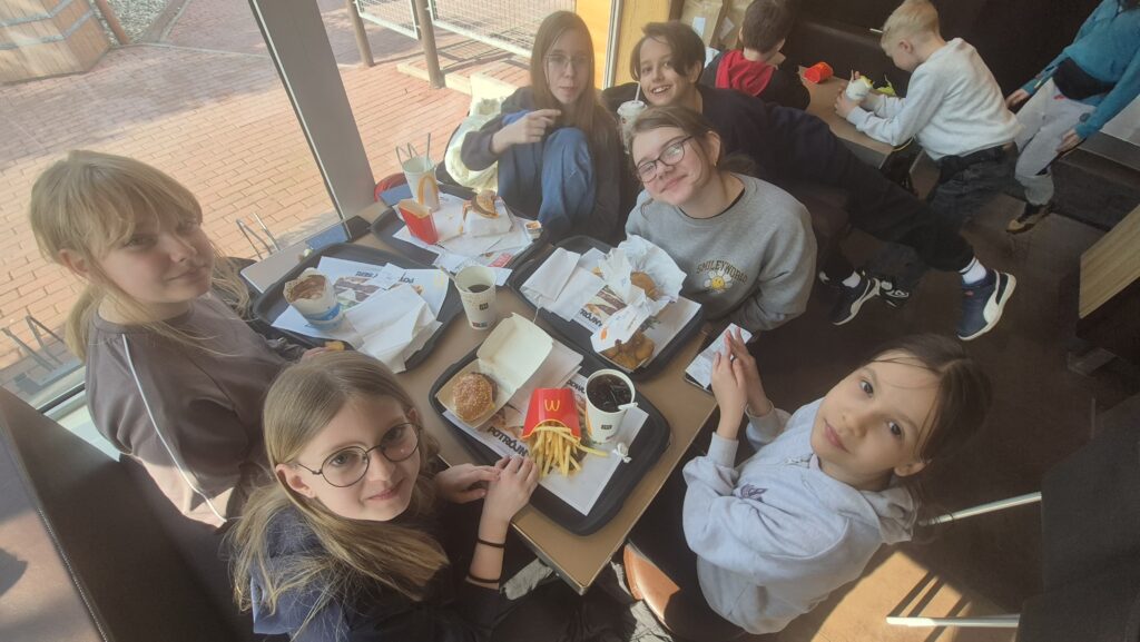 Uczniowie 4a podczas jedzenia posiłku w restauracji McDonalds