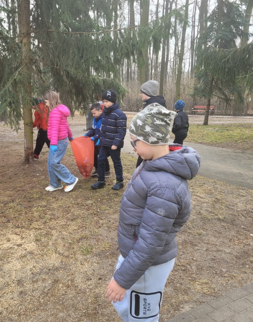 Na zdjęciu widać uczniów, którzy podczas spaceru uprzątali okolicę w ramach akcji „Galante sprzątanie”.
