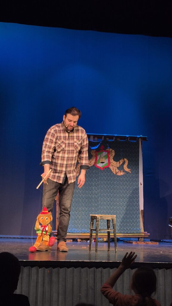 aktor gra kukiełką