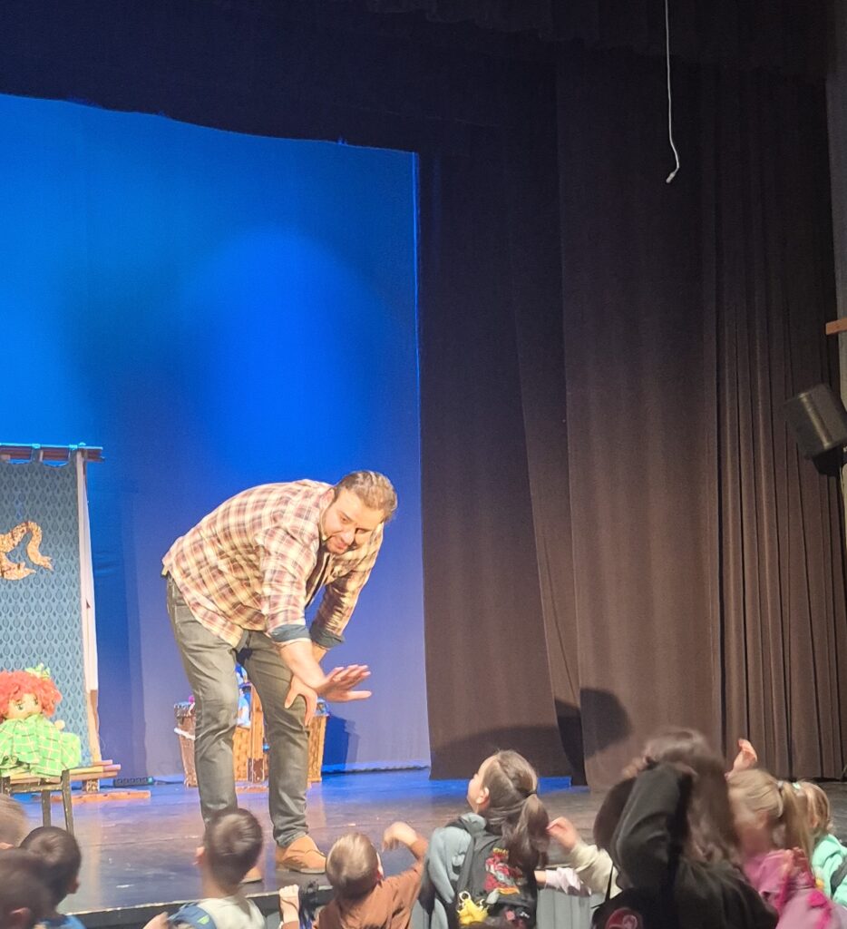 aktor schyla się ku widowni