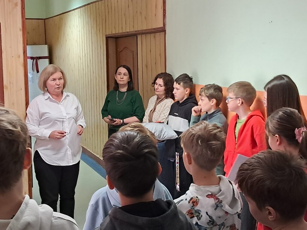 Zdjęcie przedstawia otwarcie Pokoju Wyciszeń w szkole z udziałem uczniów i nauczycieli.