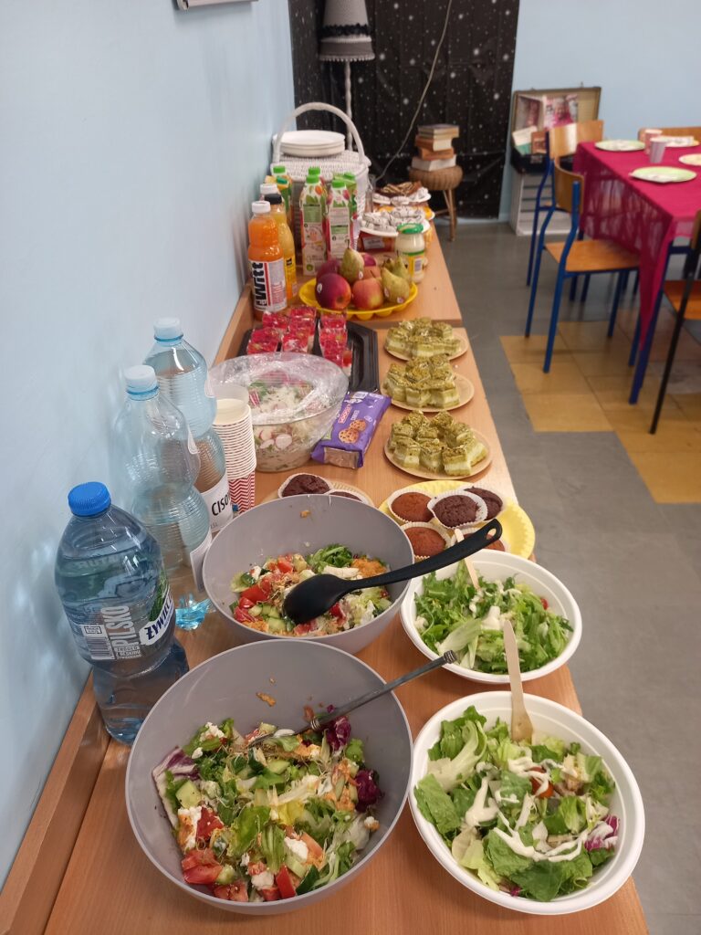 stoliki na których widać ciasto i sałatki warzywne