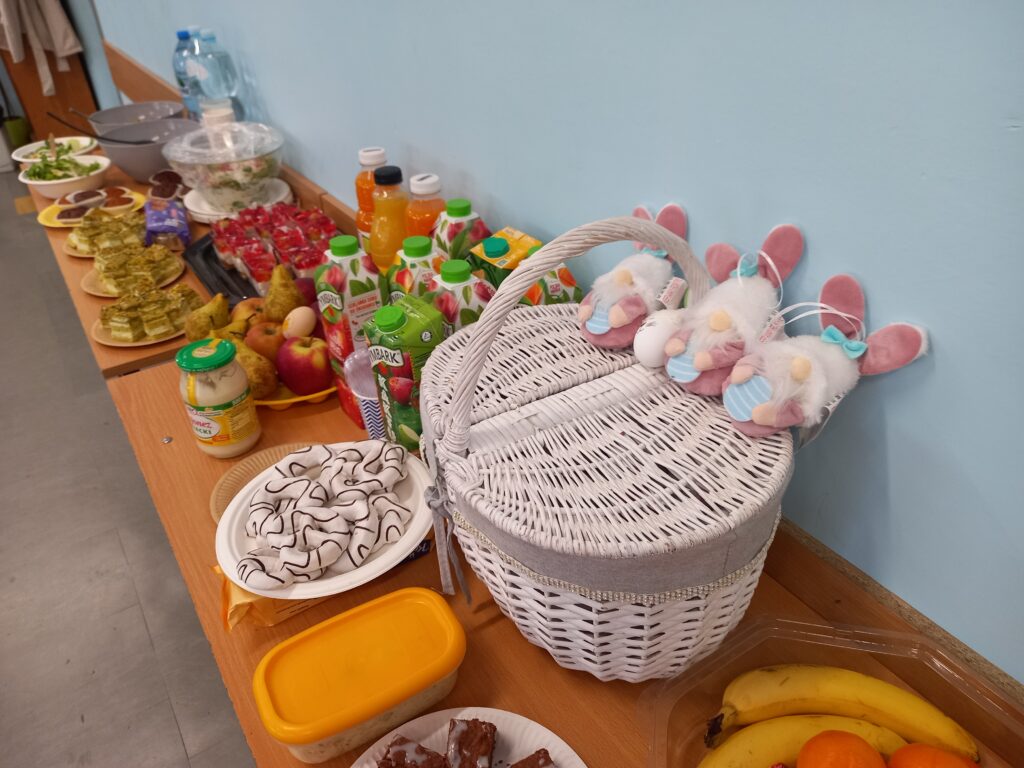 ławki na których leży jedzenie, koszyk wiklinowy, maskotki królików