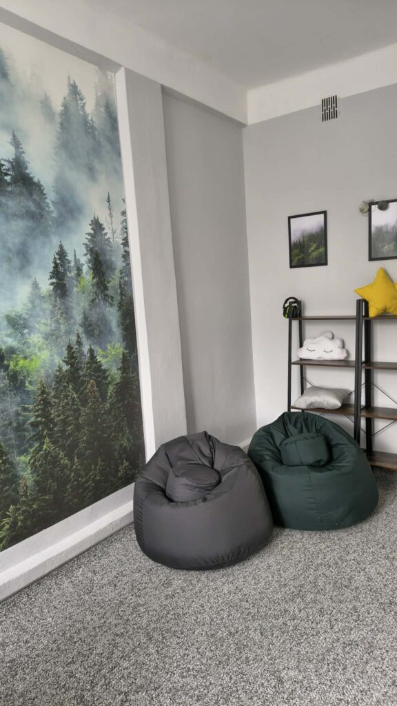 Zdjęcie przedstawia miękkie siedziska i poduszki w Pokoju Wyciszeń.