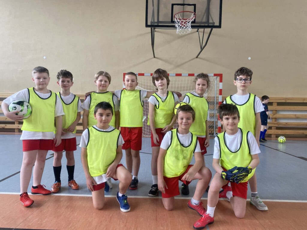 zdjęcie grupowe uczniów naszej szkoły biorących udział w zawodach