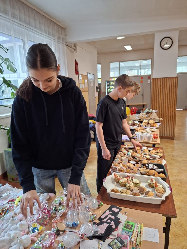 dzieci szykują stół do sprzedaży 