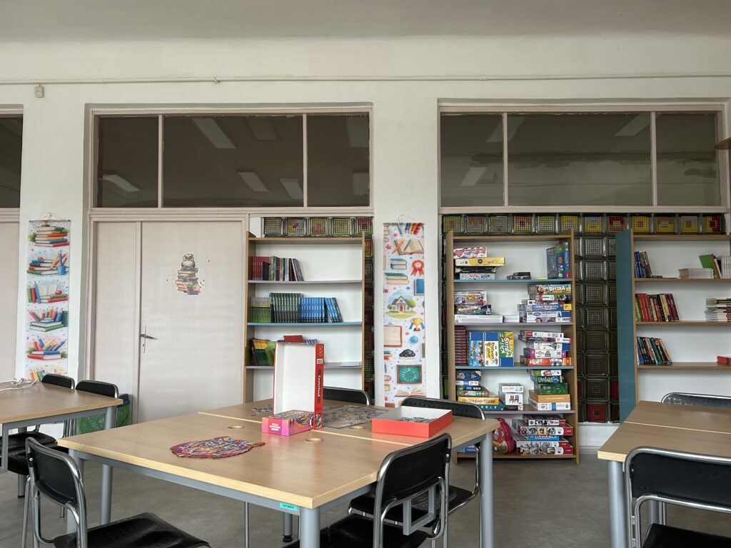 widok ogólny na bibliotekę-stoliki, regały z książkami