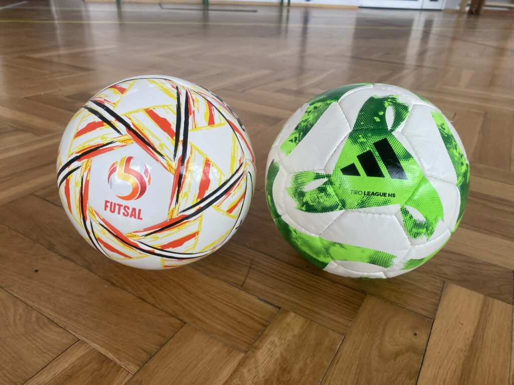 zdjęcie dwóch piłek które otrzymała szkoła