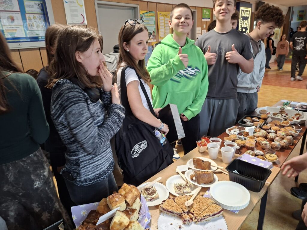 widać dzieci kupujące i stoliki ze słodkościami