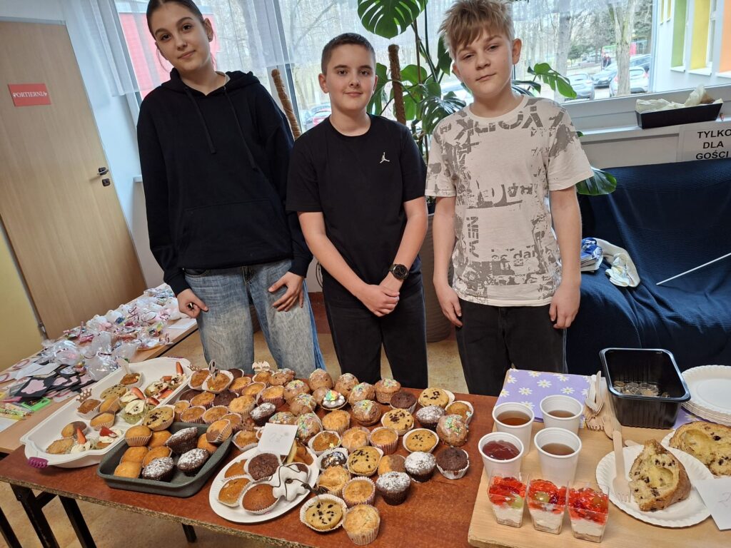 dzieci sprzedające stoją przy stolikach