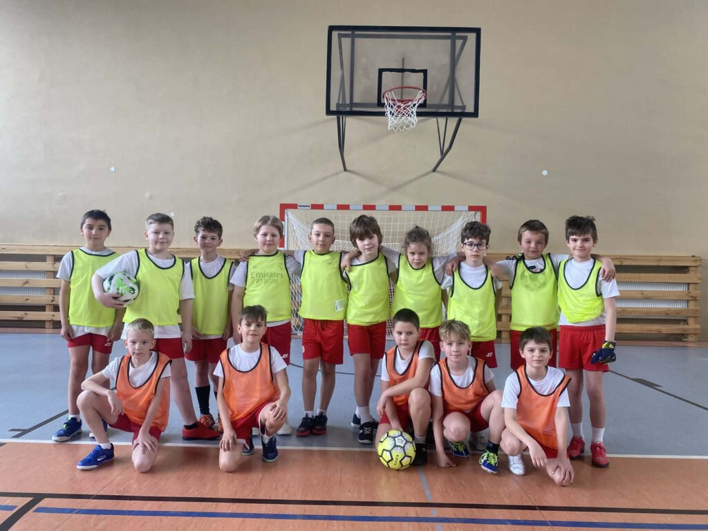 zdjęcie grupowe uczniów naszej szkoły biorących udział w zawodach