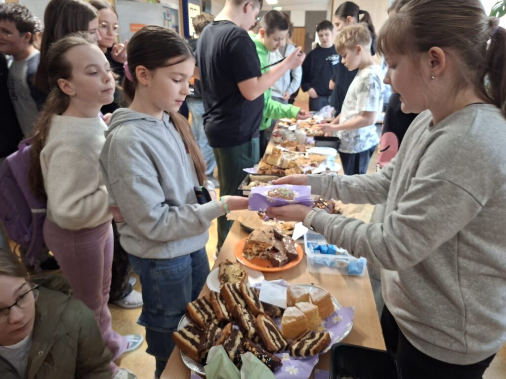 widać dzieci sprzedające i kupujące po środku słodycze