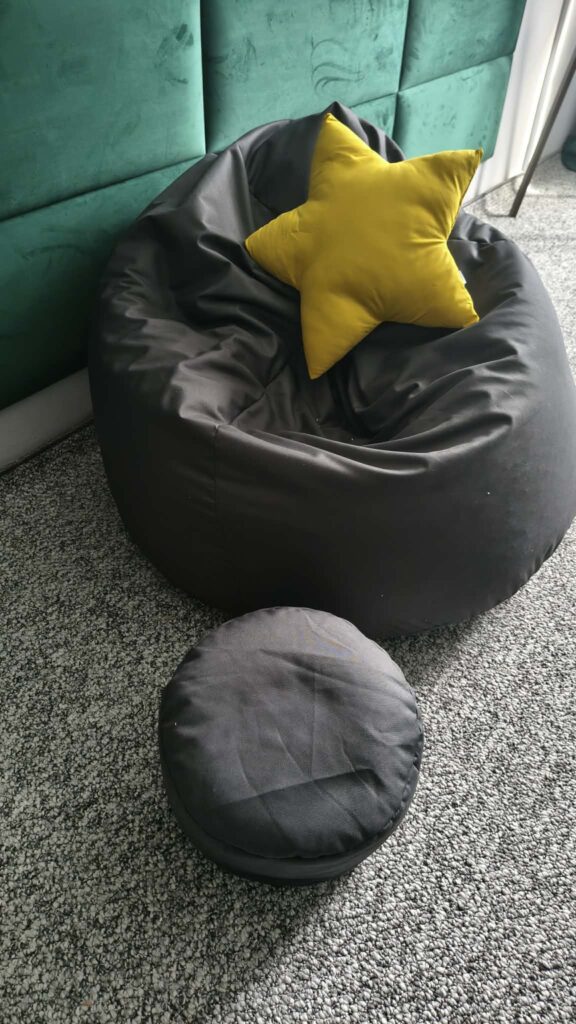 Zdjęcie to zbliżenie na wygodne pufy i siedziska w Pokoju Wyciszeń.