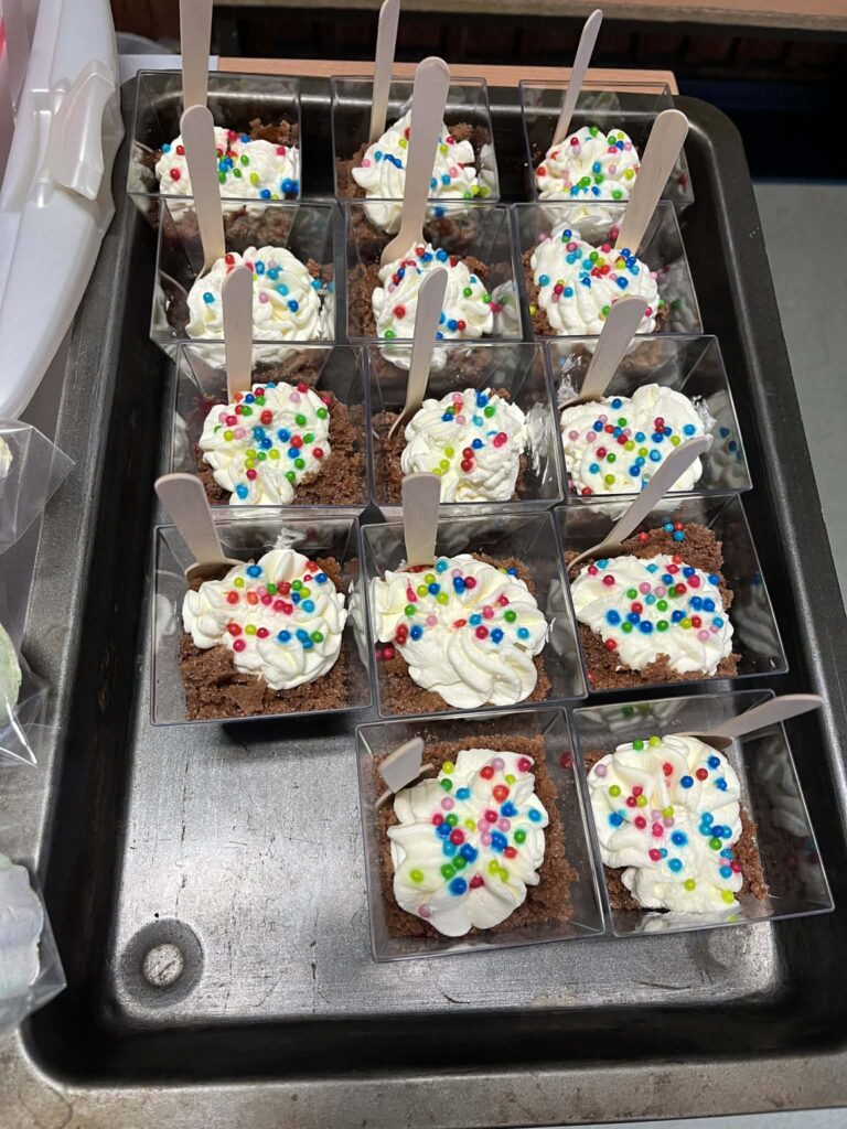 zdjęcie innych kolorowych deserków ze śmietaną