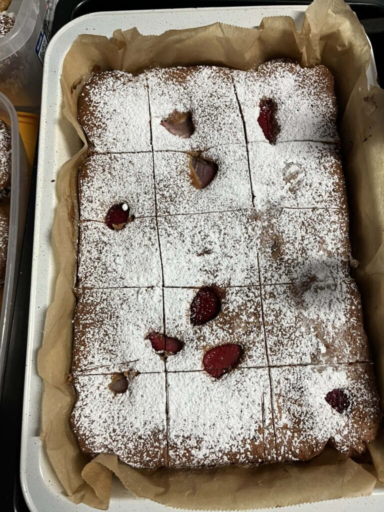zdjęcie ciasta pokrojonego na kawałki posypanego pudrem