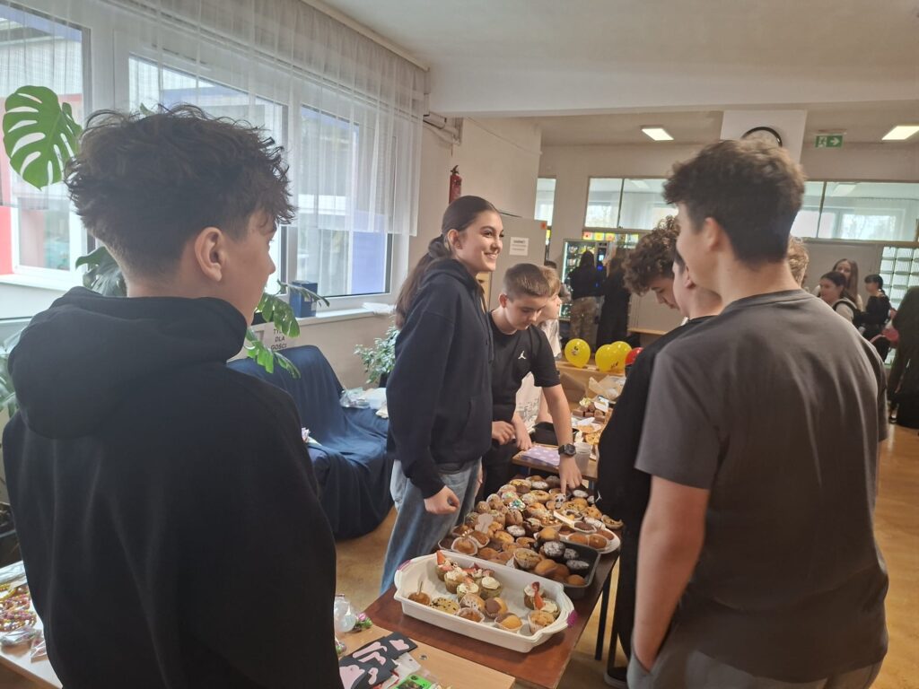 widać dzieci sprzedające i kupujące po środku słodycze