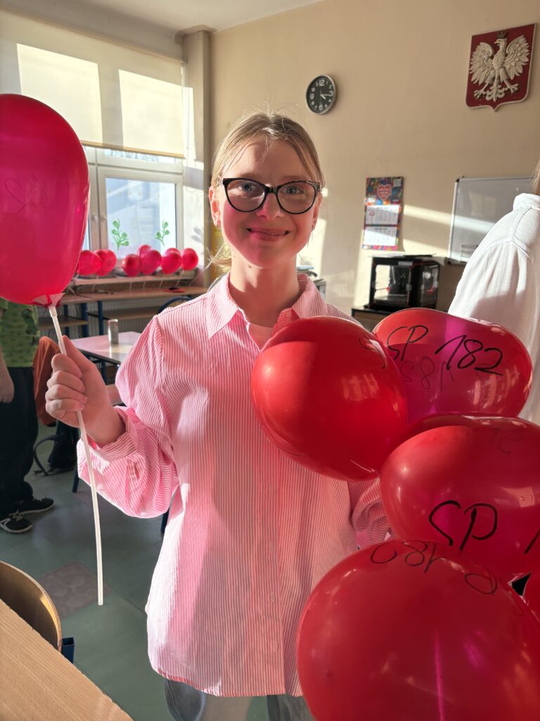 dziewczynka trzyma balony