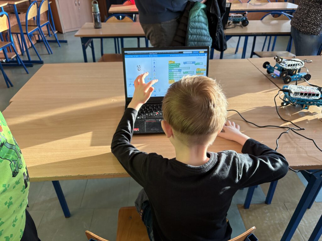 chłopiec bawi się robotem 