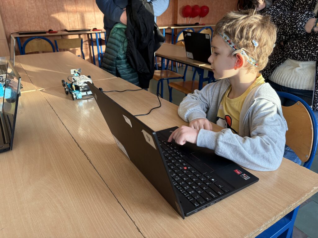 chłopiec bawi się robotem 