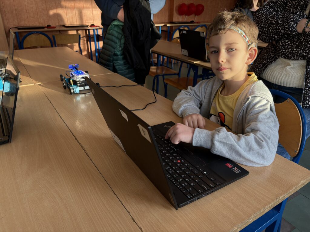 chłopiec bawi się robotem 