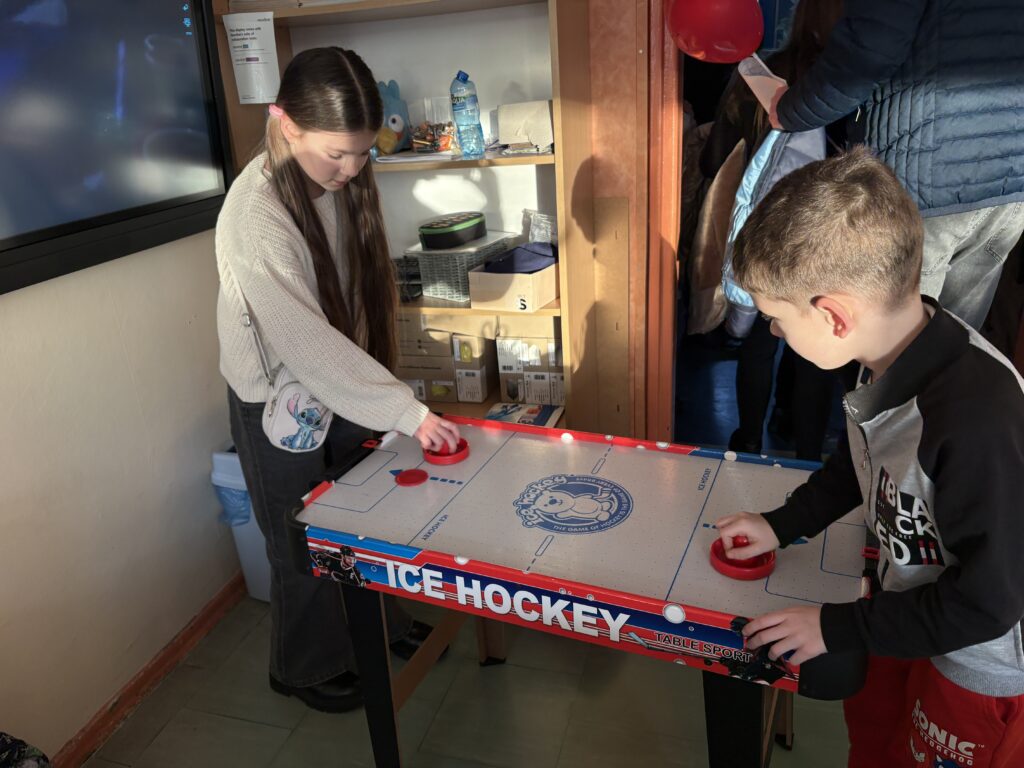 dzieci bawią się cymbergajem