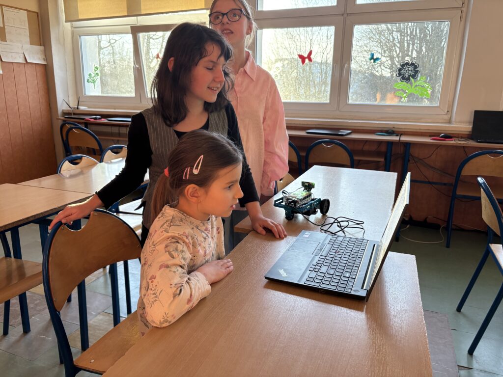 dziewczynka bawi się robotem 