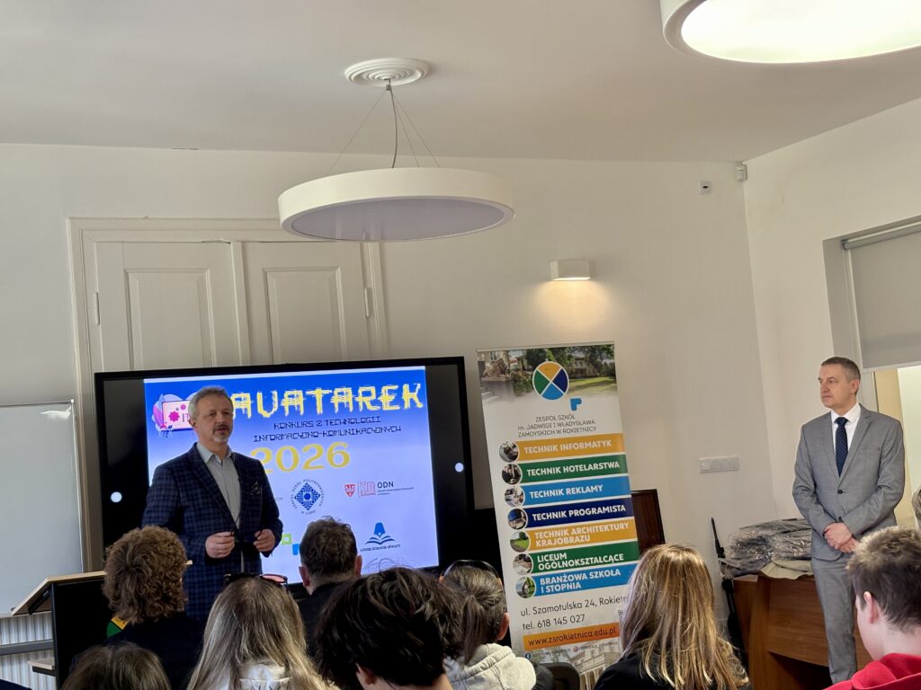 Zdjęcie przedstawia dyrektora Szkoły przemawiającego 