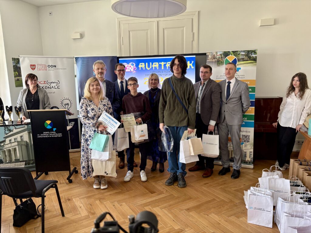 Zdjęcie grupowe uczniowie, nauczycielka, organizatorzy i fundatorzy nagród 